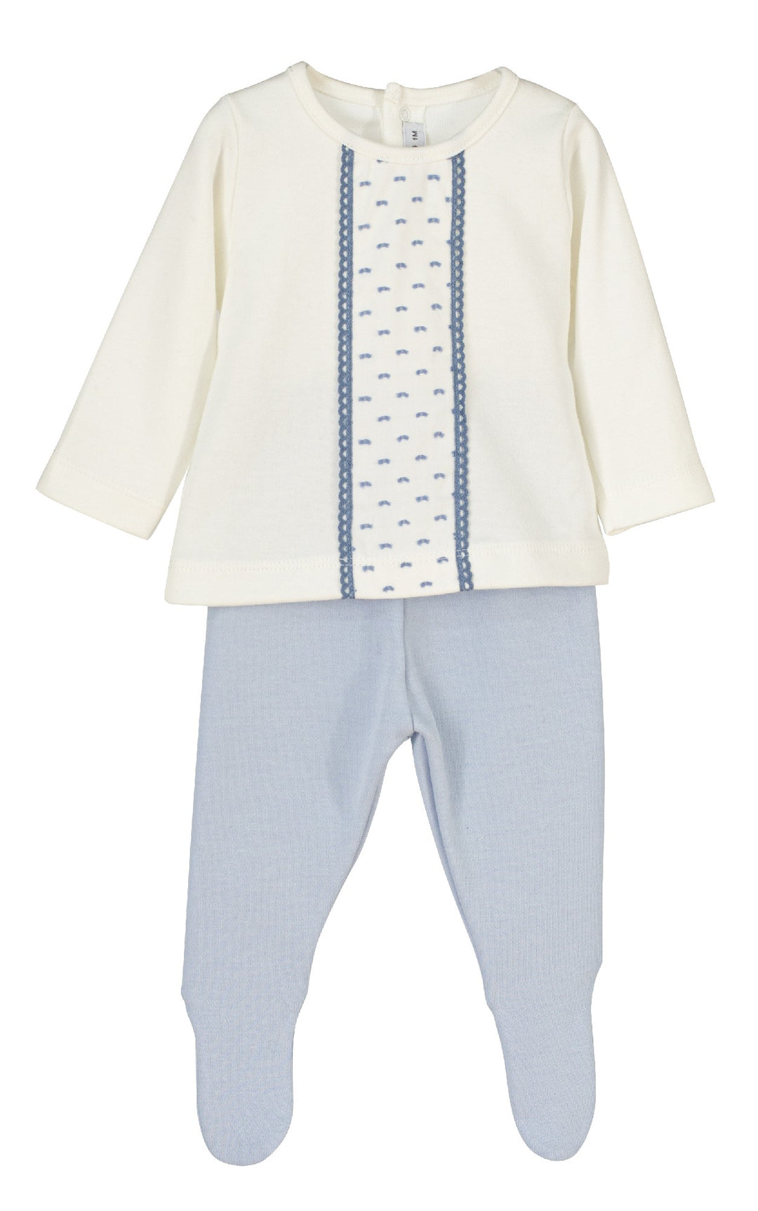 Conjunto bebé con camisa blanca de manga larga y detalle frontal azul con patrón, pantalón azul claro con pies integrados.
