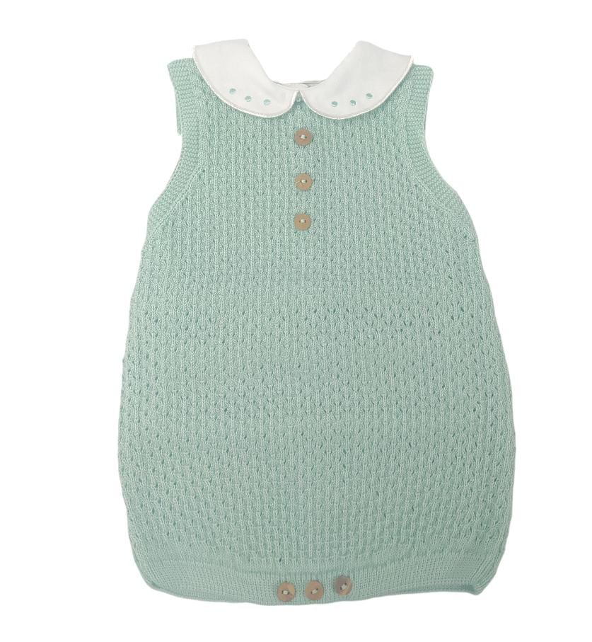 Pelele de punto calado color menta con cuello blanco bordado y botones de madera delanteros.