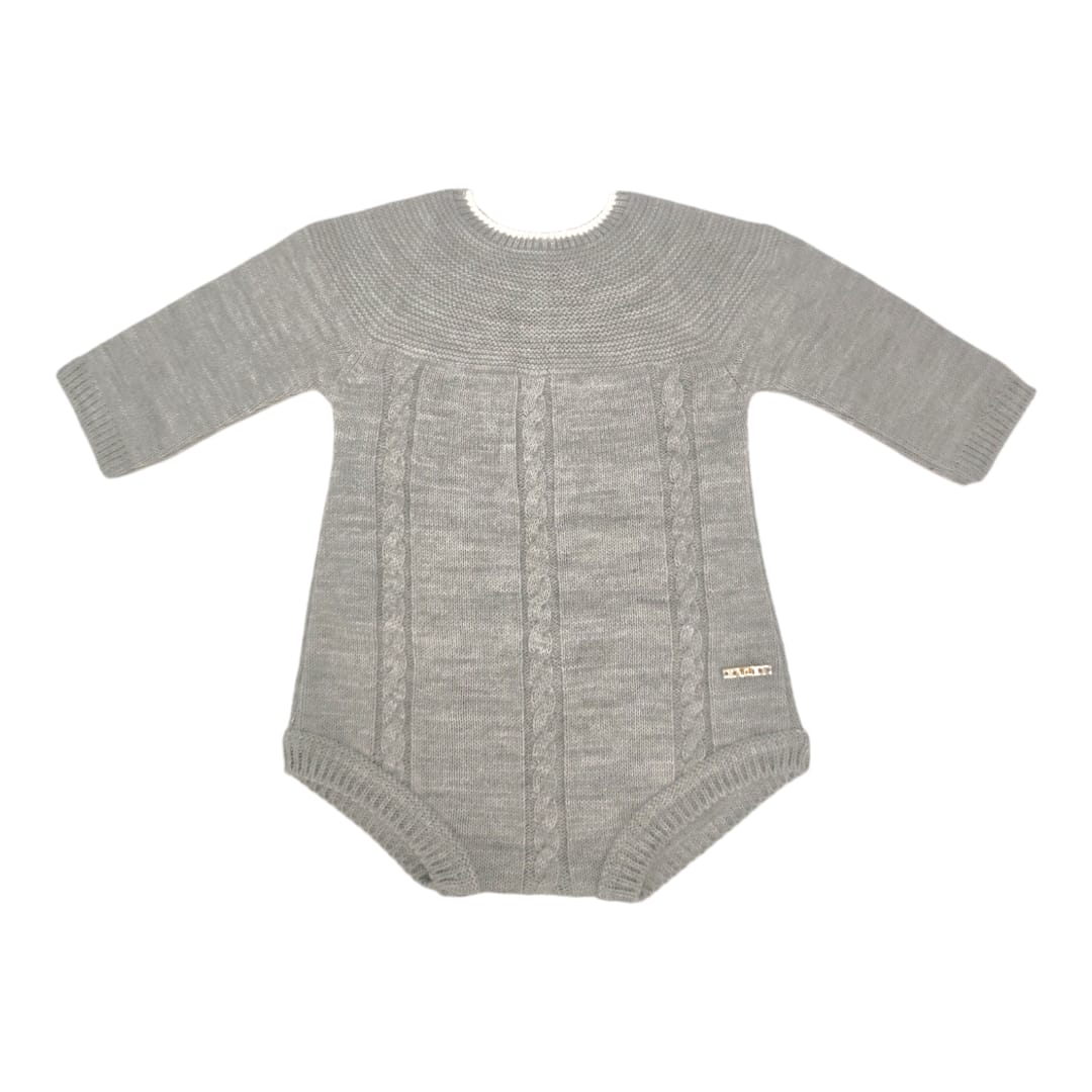 Pelele de lana gris con diseño trenzado, manga larga y cierre en la parte inferior.