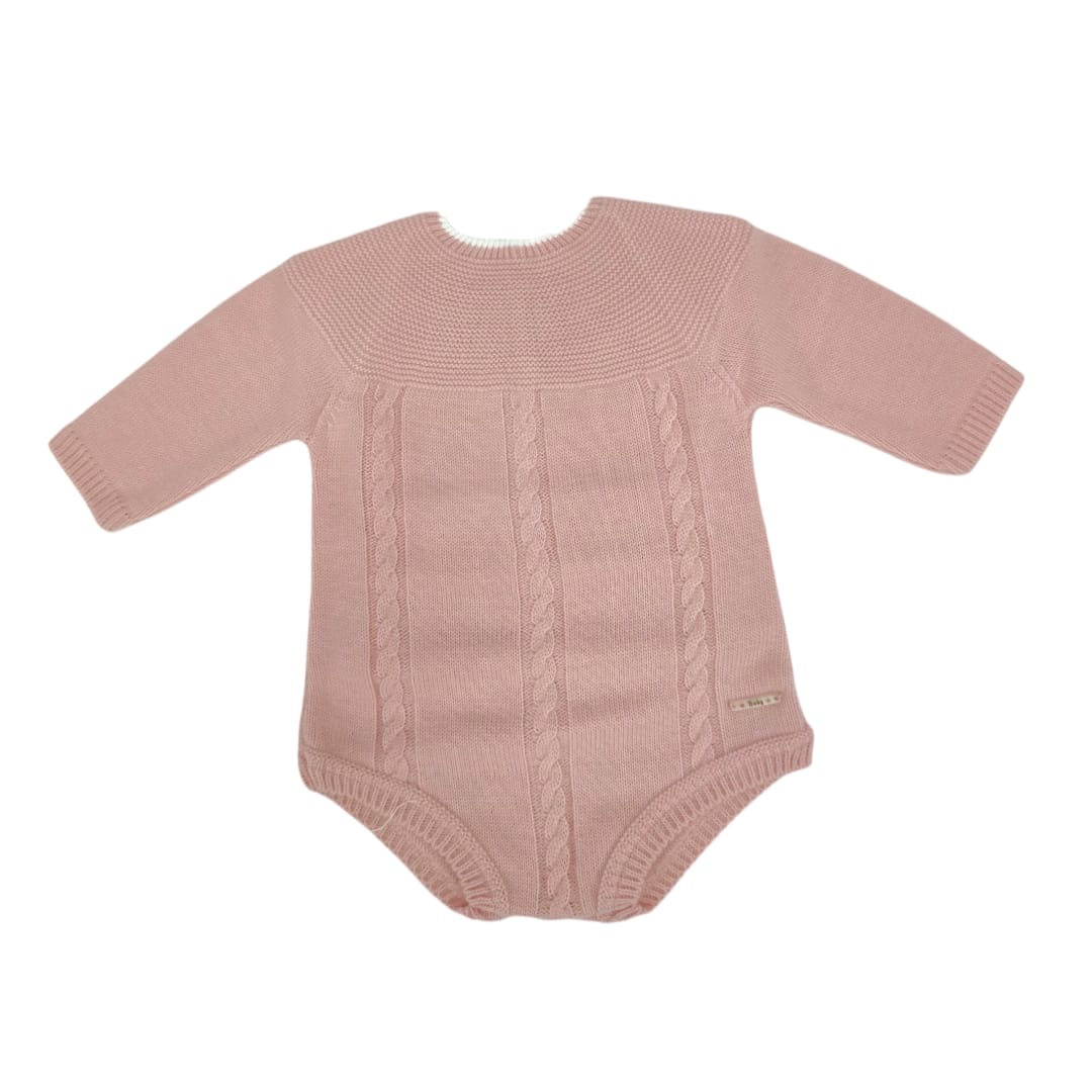 Pelele de lana color maquillaje con tejido trenzado y mangas largas, diseño suave y cálido para bebé.