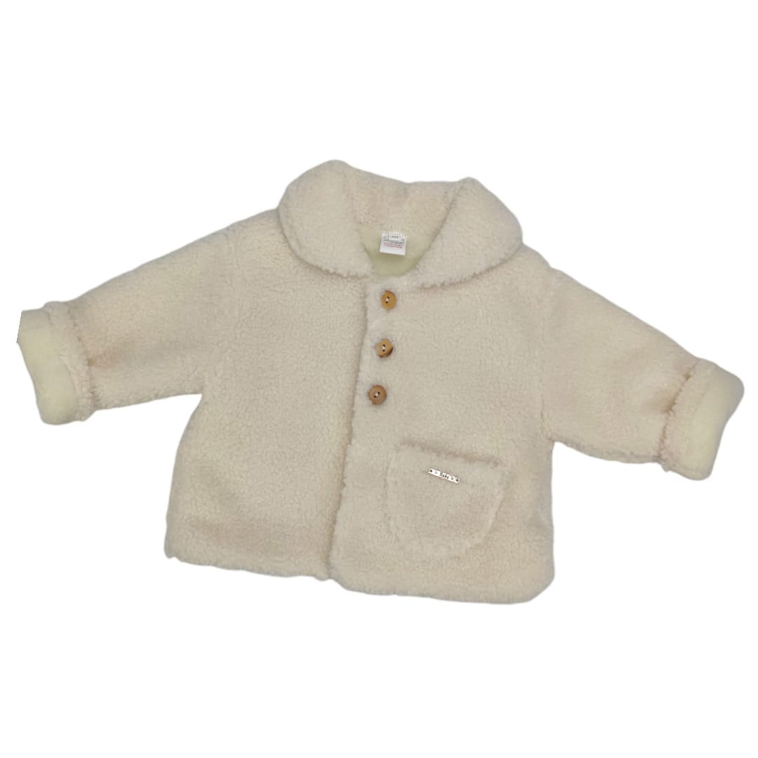 Chaqueta bebé beige de borreguito con botones delanteros y bolsillo frontal pequeño.