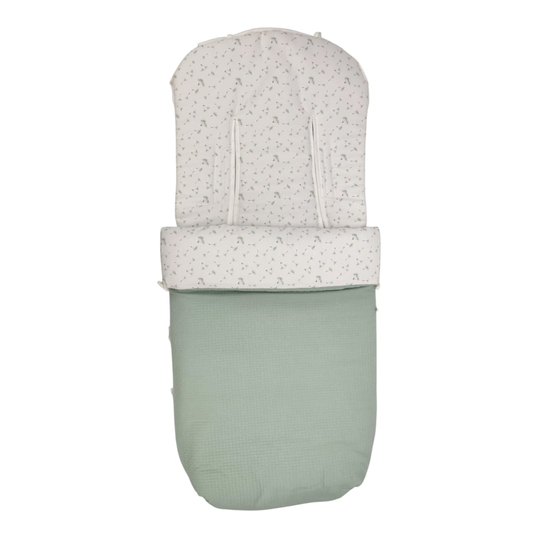 Saco para silla universal en verde suave con parte superior en tela blanca estampada con pequeñas flores grises y verdes.