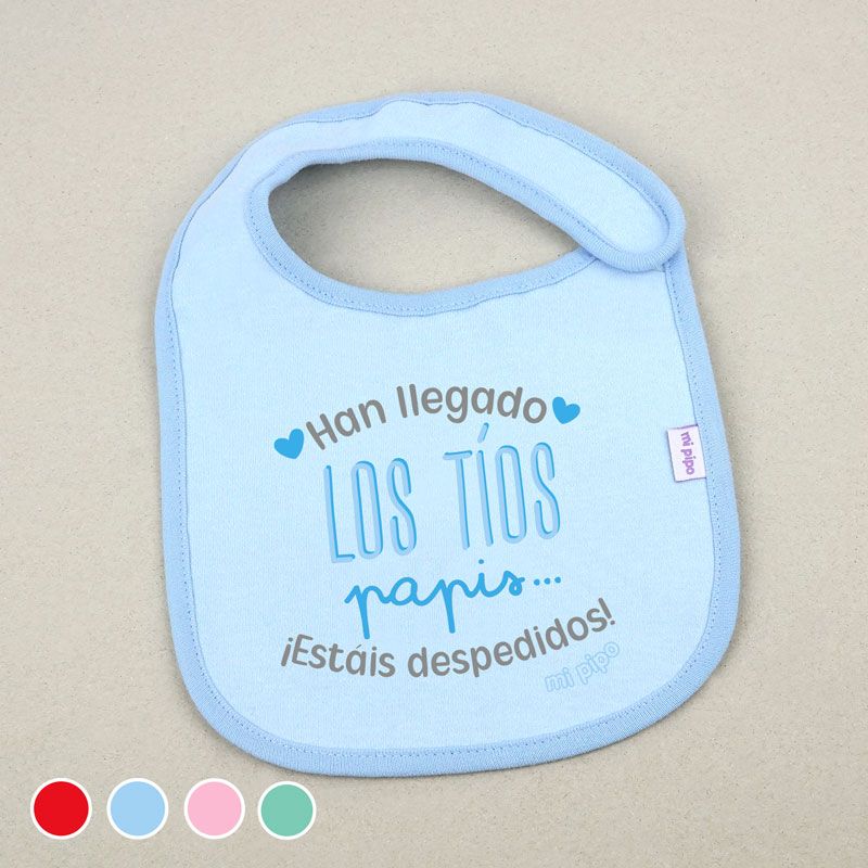 Babero bebé azul claro con texto divertido en azul y negro, cierre de velcro ajustable.