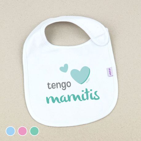 Babero blanco con cierre de velcro, texto "tengo mamitis" en gris y verde menta con dos corazones verdes.