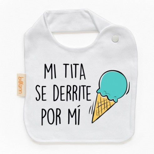 Babero blanco de tela suave con texto negro "MI TITA SE DERRITE POR MÍ" y dibujo de un helado azul en cono beige, cierre a.