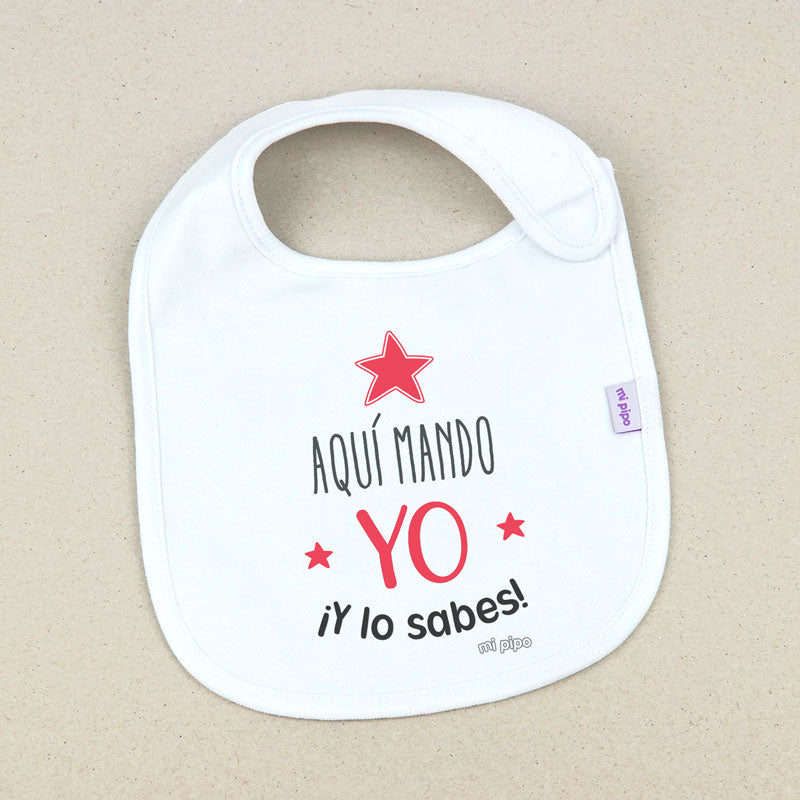 Babero Divertido Aquí mando yo ¡y lo sabes!