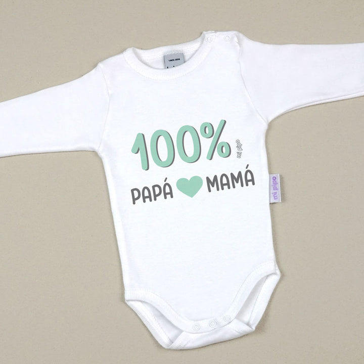 Body blanco de manga larga con texto verde y negro "100% Papá Mamá" y corazón verde al centro.
