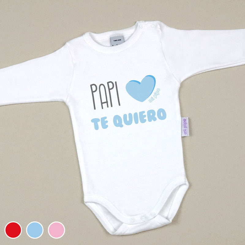 Body blanco de algodón para bebé con mangas largas y texto "Papi te quiero" en azul y corazón celeste.