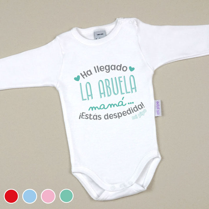 Body blanco de manga larga con texto verde menta y azul que dice "Ha llegado la Abuela mamá... ¡estás despedida!".