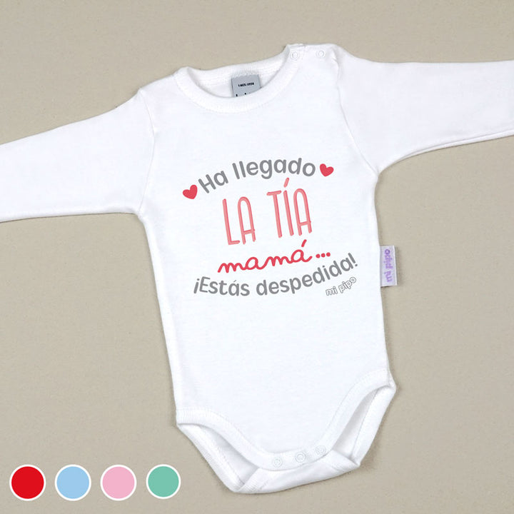 Body blanco de manga larga con texto divertido en rosa y gris "Ha llegado la tía mamá ¡Estás despedida!".