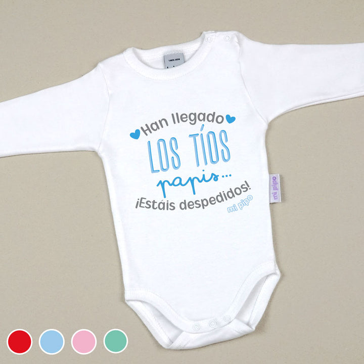 Body blanco de manga larga con texto azul y gris "Han llegado los tíos, papis... ¡estáis despedidos!".