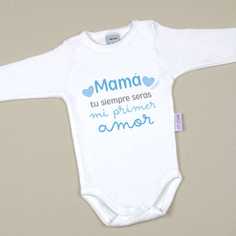 Body blanco de manga larga con texto azul que dice "Mamá tú siempre serás mi primer amor" y un corazón pequeño.