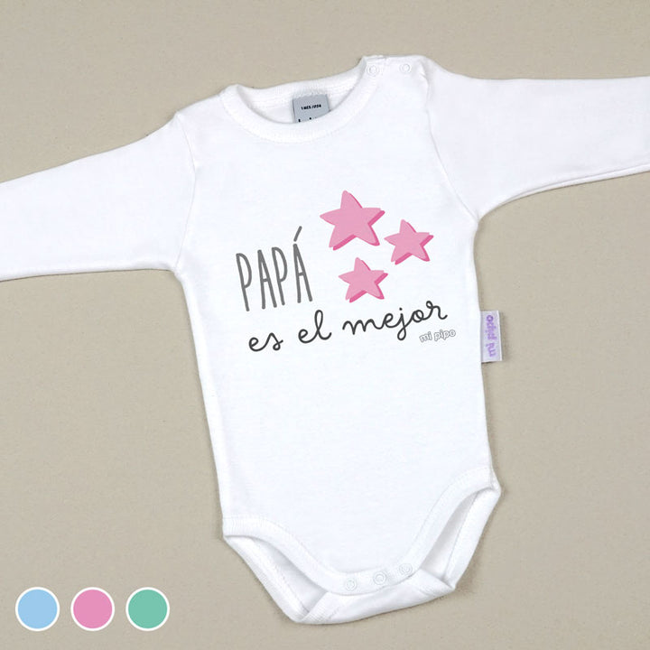Body blanco de manga larga con texto "Papá es el mejor" y estrellas rosas estampadas.