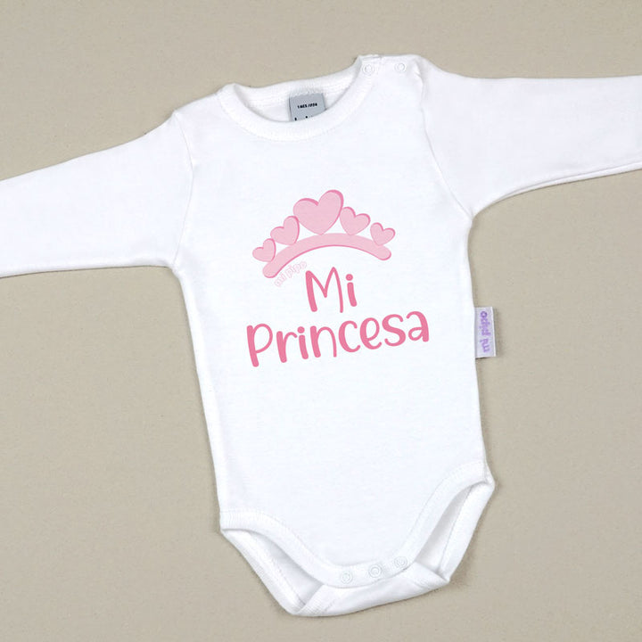 Body blanco de manga larga con diseño rosa de corona y texto "Mi princesa".