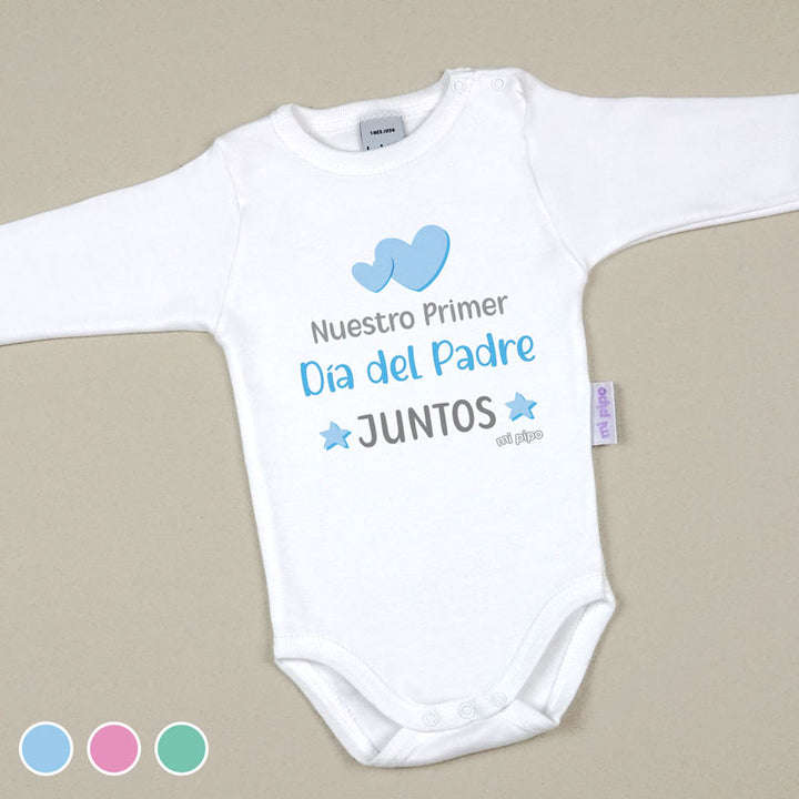 Body blanco de manga larga con mensaje azul "Nuestro primer Día del Padre Juntos" y diseño de corazón y estrellas.