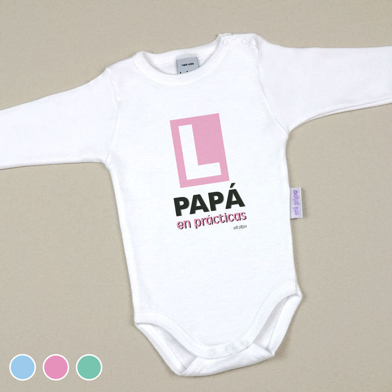 Body blanco de manga larga con texto rosa y negro "L Papá en prácticas".