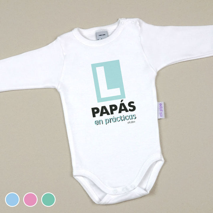 Body blanco de manga larga con texto "L PAPÁS en prácticas" en verde menta y negro.