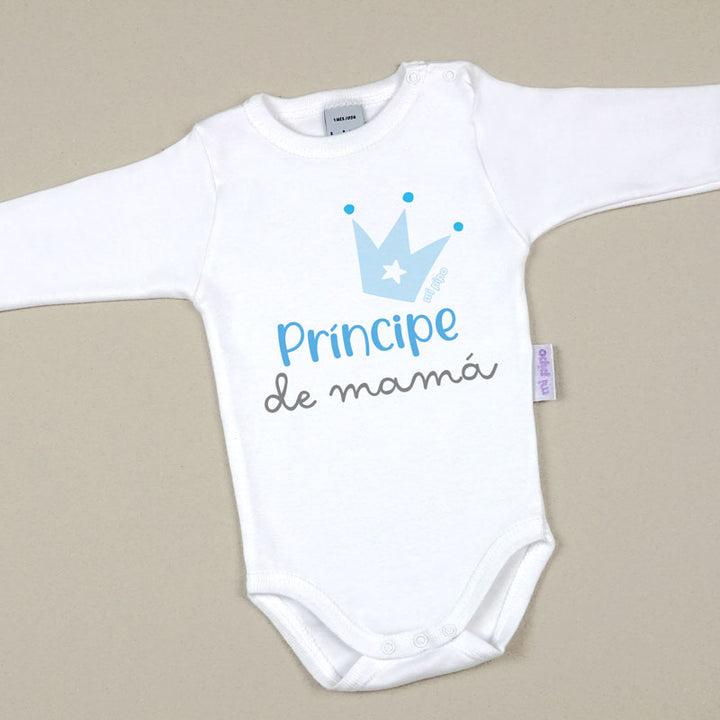 Body blanco para bebé con mangas largas, estampado azul de corona y texto "Príncipe de mamá".