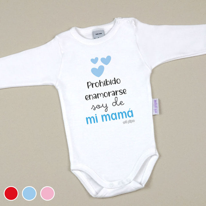 Body blanco de manga larga con texto azul y negro "Prohibido enamorarse soy de mi mamá" y tres corazones azules decorativos.