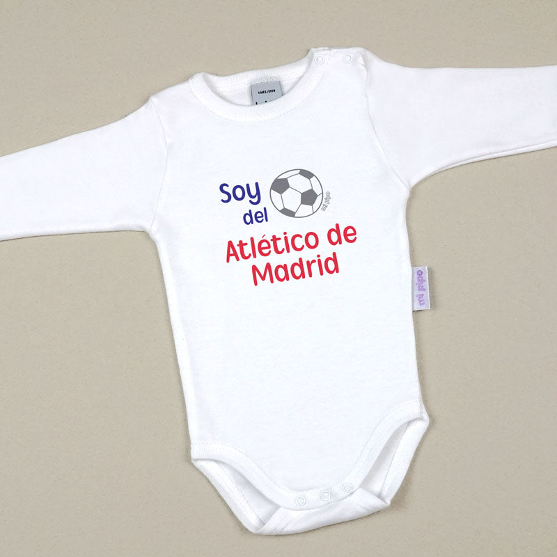 Body blanco de manga larga para bebé con texto "soy del Atlético de Madrid" y dibujo de balón de fútbol.