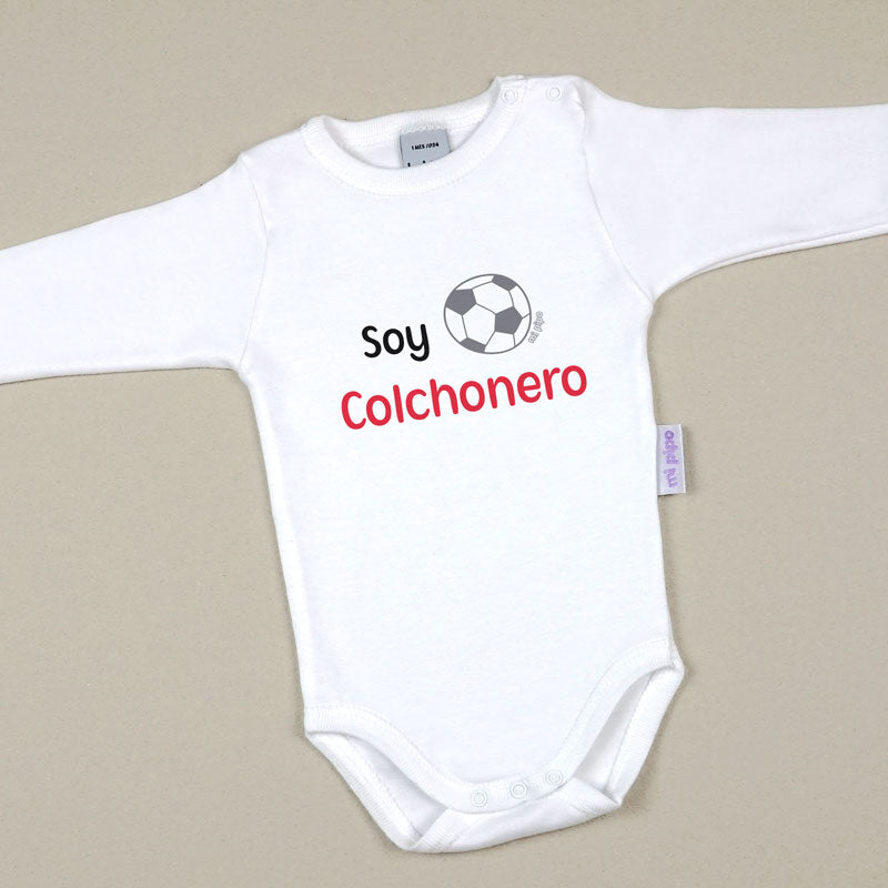 Body blanco de algodón para bebé con manga larga y texto "Soy Colchonero" en negro y rojo con pelota de fútbol.