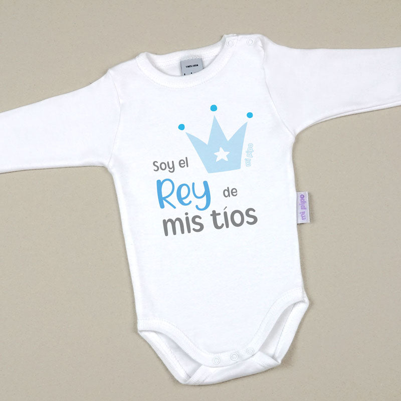 Body blanco de manga larga con estampado azul y gris que dice "Soy el Rey de mis tíos" y corona azul.