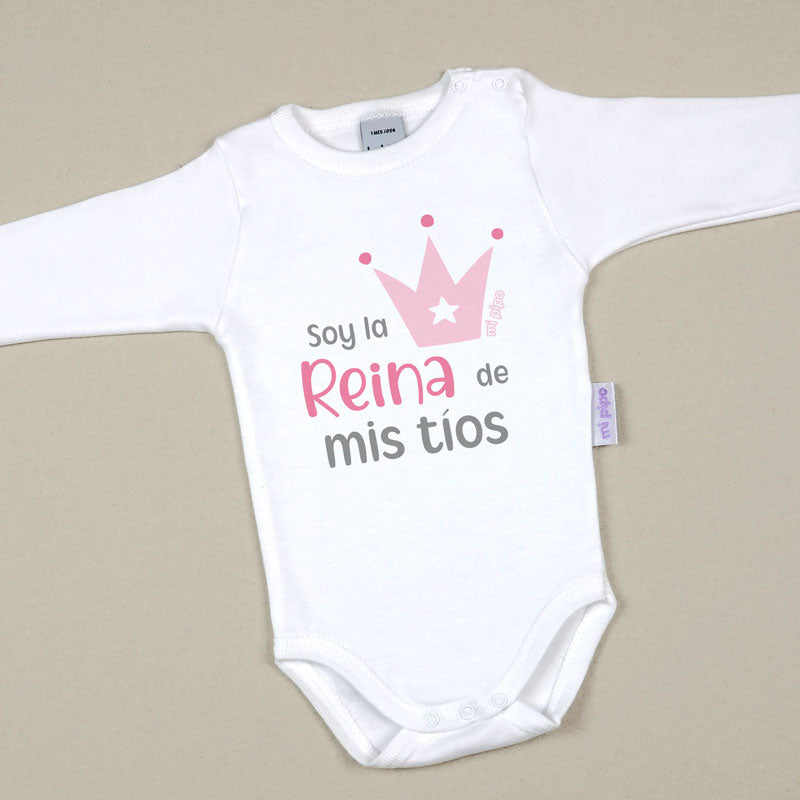 Body blanco de manga larga con estampado rosa y gris que dice "soy la Reina de mis tíos" con corona rosa.