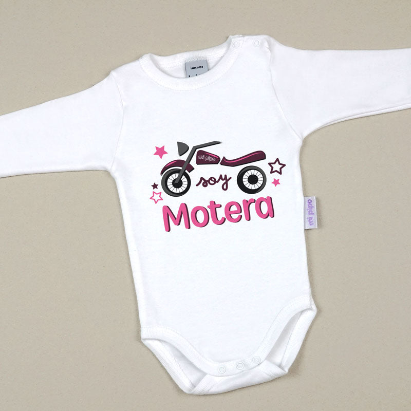Body blanco de manga larga para bebé con diseño de moto negra y texto "soy Motera" en rosa y negro.