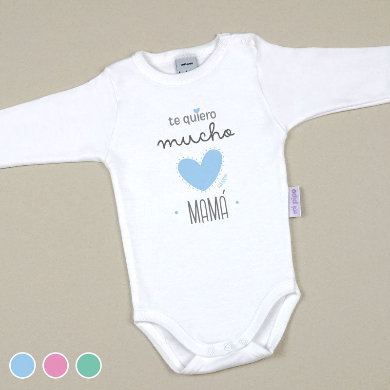Body blanco para bebé con manga larga y texto "te quiero mucho mamá" con corazón azul en el centro.