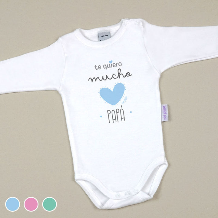 Body blanco de algodón para bebé con manga larga, texto "Te quiero mucho Papá" y corazón azul.