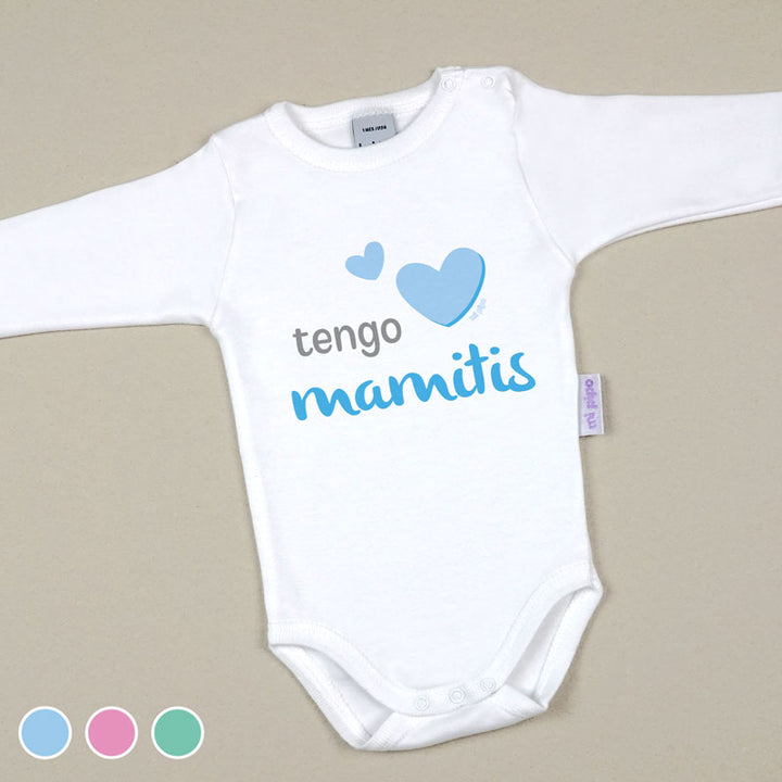 Body blanco manga larga para bebé con texto azul "tengo mamitis" y dos corazones azul claro y celeste.