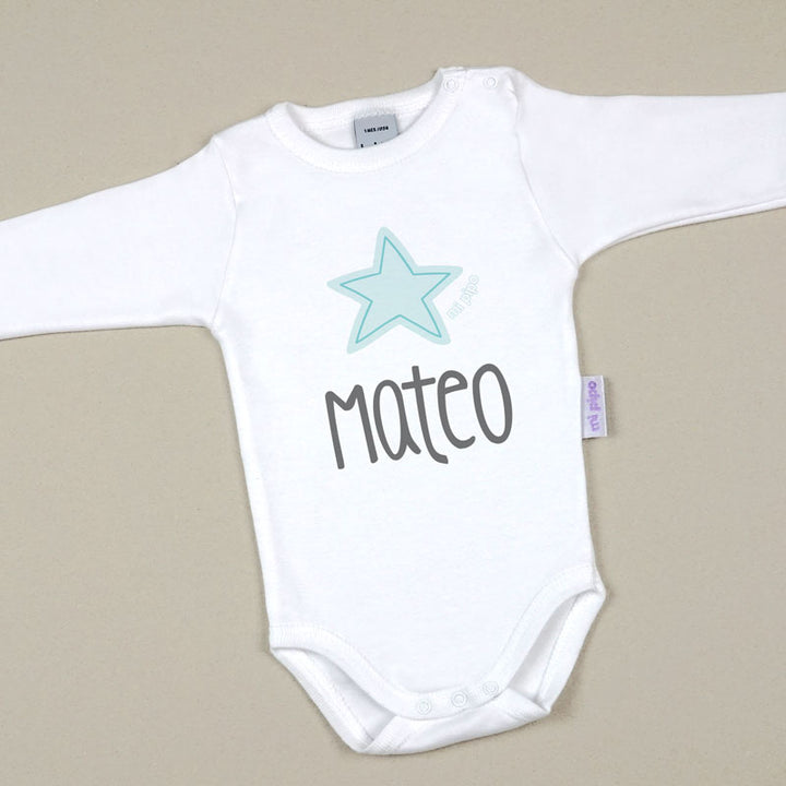 Body blanco de manga larga con estrella menta y nombre Mateo personalizado en el frente.