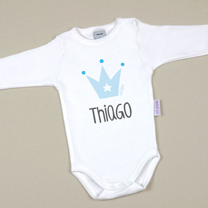 Body blanco manga larga con corona azul y nombre "Thiago" personalizado en el pecho.