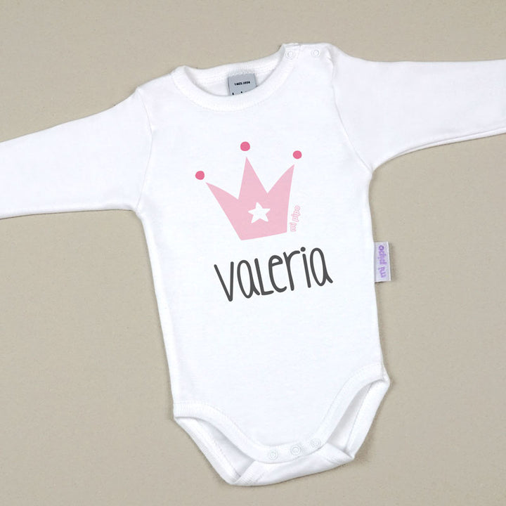 Body blanco de manga larga con corona rosa y nombre Valeria en negro.
