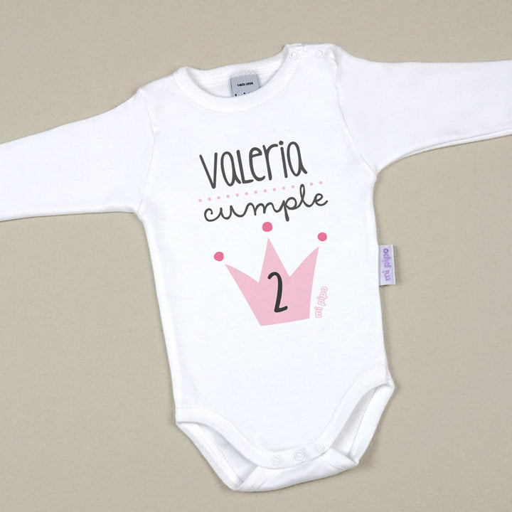 Body blanco de manga larga con texto "Valeria cumple 2" y corona rosa estampada al frente.
