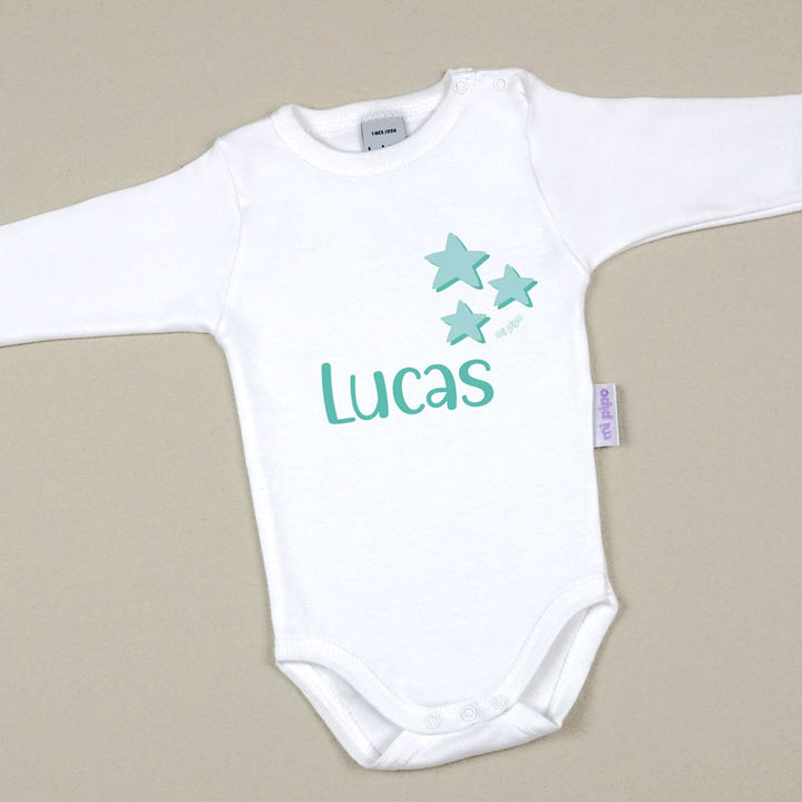 Body blanco manga larga con estrellas mint y nombre personalizado Lucas en el pecho.