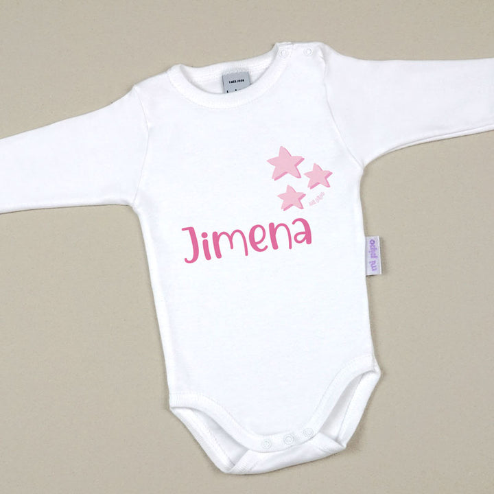Body blanco de manga larga con nombre Jimena en rosa y estrellas decorativas rosas en diferentes tonos.