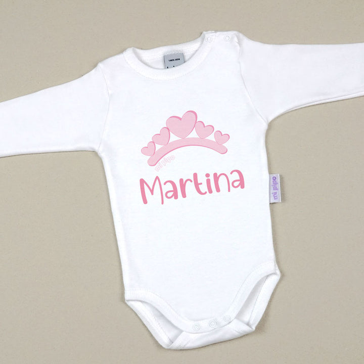 Body blanco manga larga con tiara rosa y nombre personalizado Martina en el pecho.