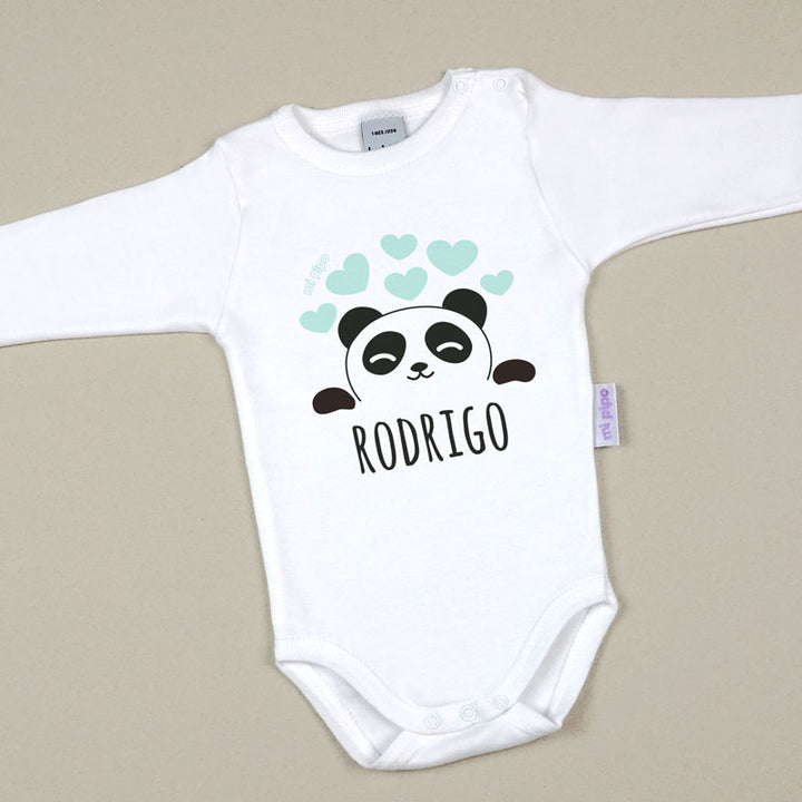 Body blanco de manga larga con dibujo de panda y corazones verdes, nombre Rodrigo personalizado.