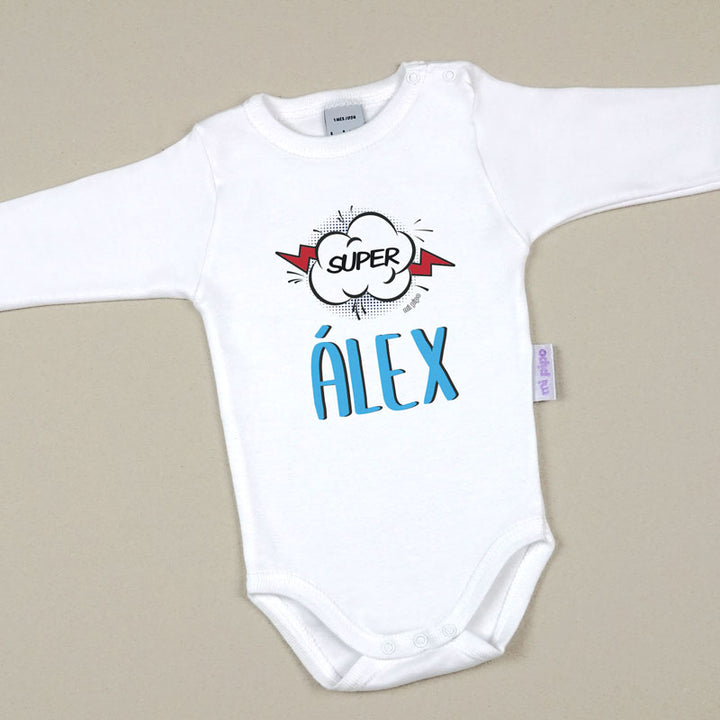 Body blanco de manga larga con diseño cómic y texto "Súper Álex" en azul y rojo.