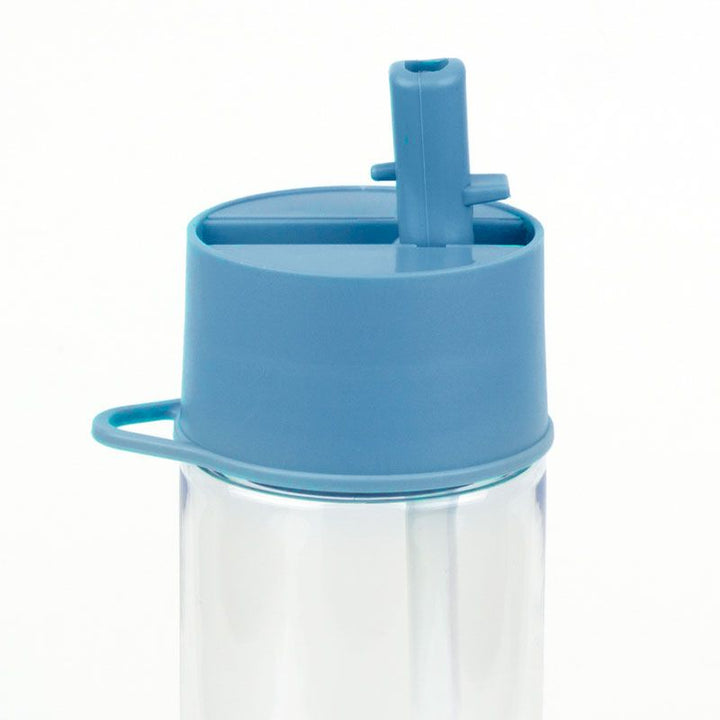 Botella transparente con tapa azul y boquilla tipo sorbete, capacidad 600 ml.