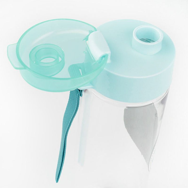 Botella transparente con tapa mint y boquilla con tapa abatible, capacidad 600 ml.