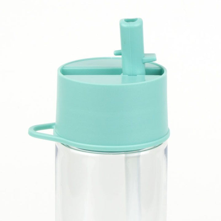 Botella transparente con tapa y sorbete menta, capacidad 600 ml, diseño moderno y funcional.