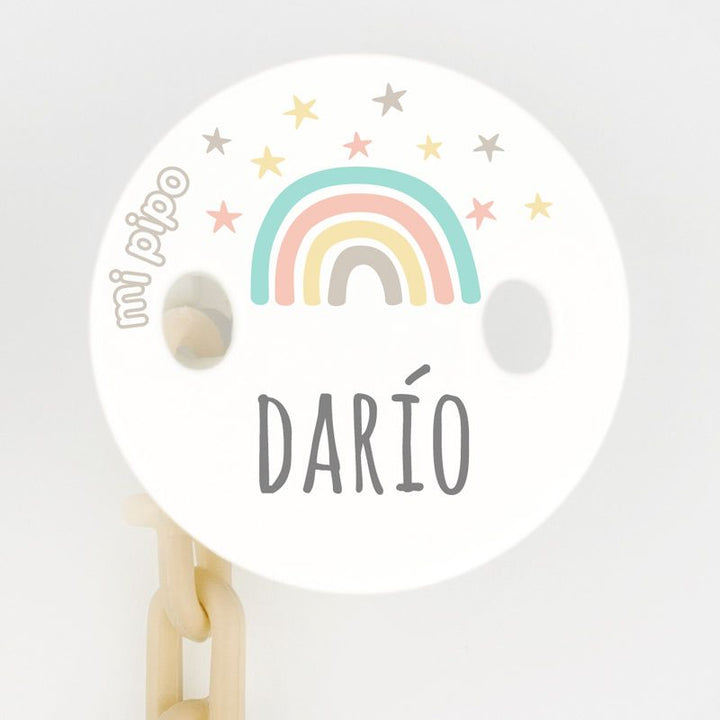 Broche pinza en tonos beige con diseño de arcoíris suave personalizado con nombre Darío.