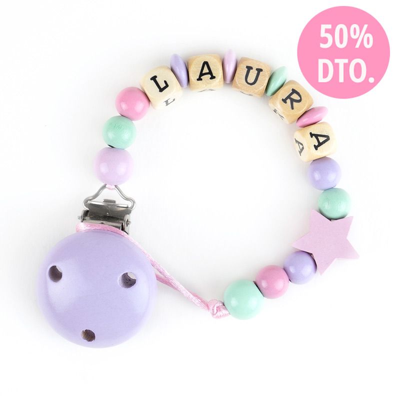 Cadenita de madera con pinza lila, cuentas de colores pastel y estrella rosa, nombre Laura en letras negras.