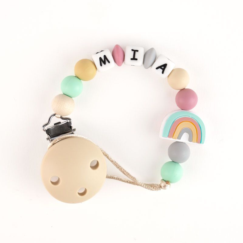 Cadenita de silicona beige con cuentas pastel, letras personalizadas y colgante de arcoíris.
