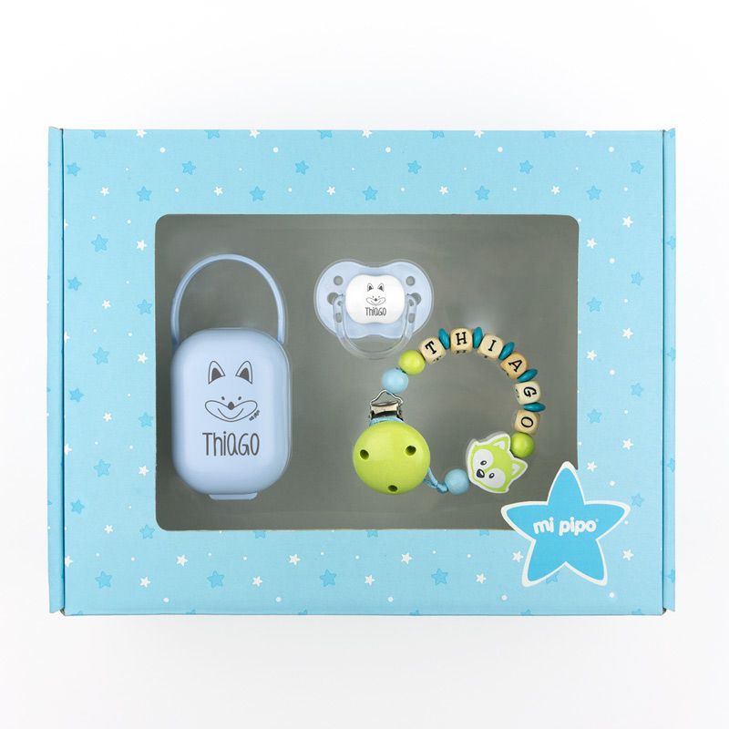 Set de regalo infantil azul con chupete, portachupete personalizado y sonajero con nombre.