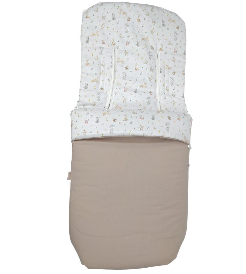 Saco para silla infantil color arena con parte superior blanca y estampado de conejitos beige y marrón claro.