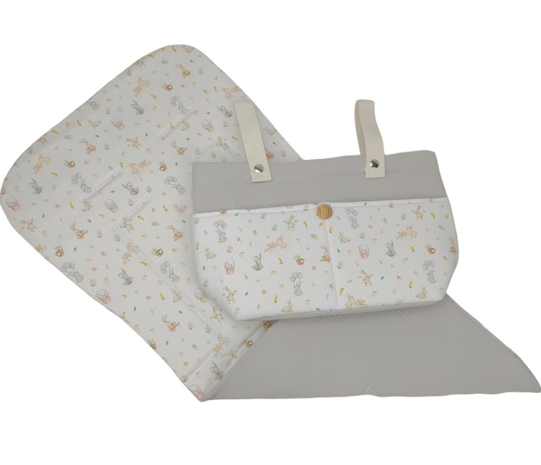 Colchoneta reversible para silla con diseño de conejitos grises y beige, incluye bolso a juego con cierre y detalle de botón