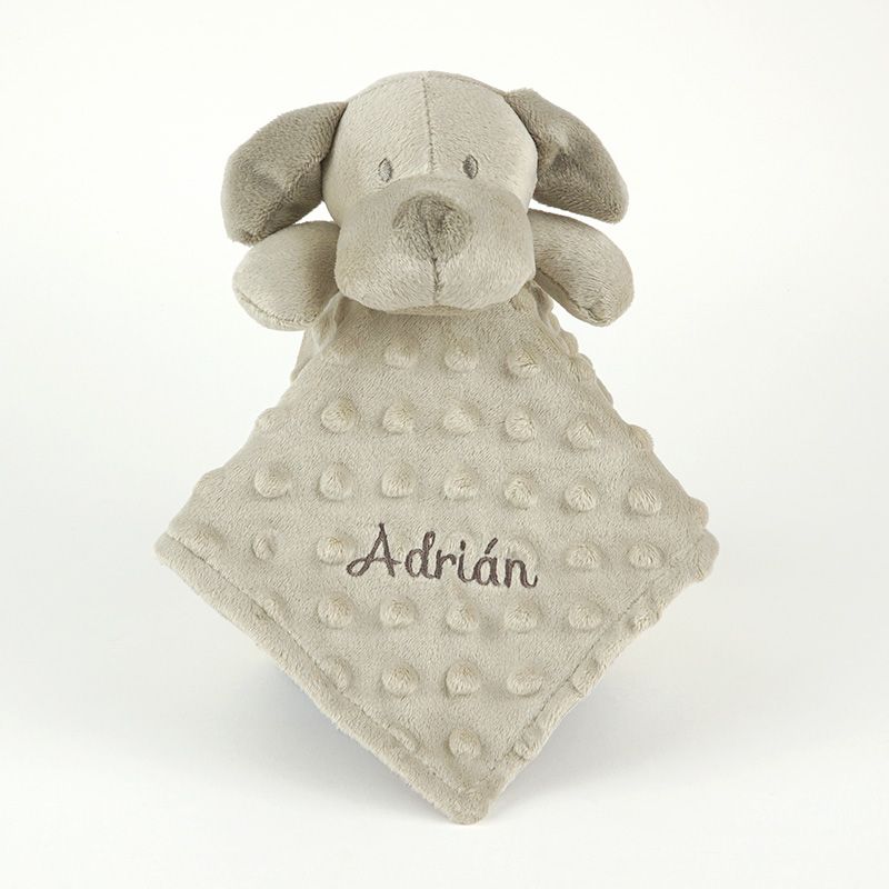 Manta beige con textura de puntos y cabeza de perro suave bordada con nombre Adrián.